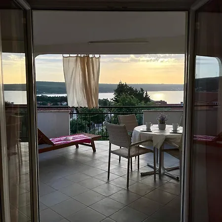 Neu Erbautes Mit Grossem Balkon 고르니 카린