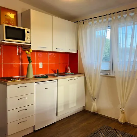 Neu Erbautes Mit Grossem Balkon 아파트 고르니 카린