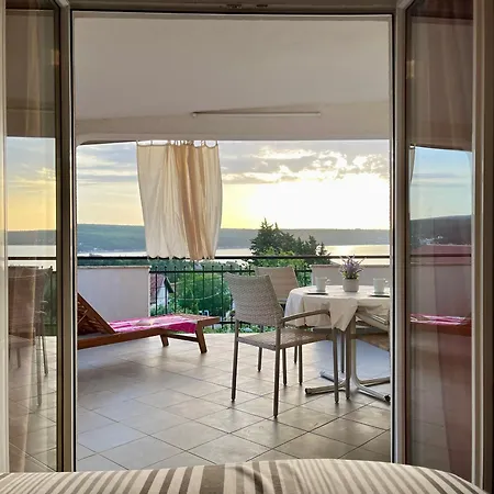 Neu Erbautes Mit Grossem Balkon *