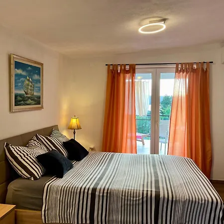 아파트 Neu Erbautes Mit Grossem Balkon