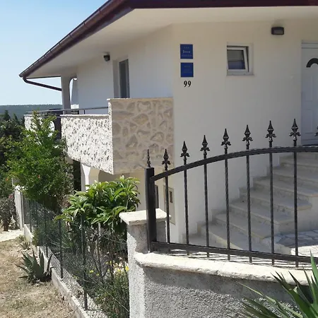 Neu Erbautes Mit Grossem Balkon 고르니 카린