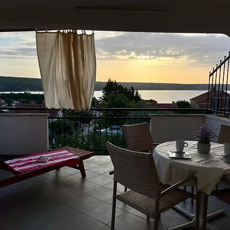 Neu Erbautes Mit Grossem Balkon
